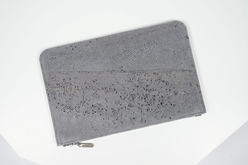 Pochette aus isländischem Dorschleder als Etui, ipad case, padlet case